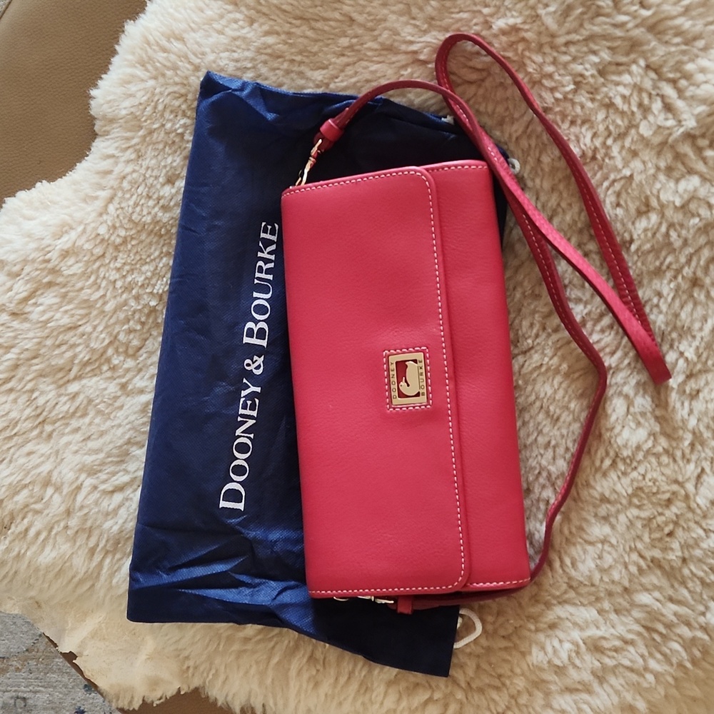 NWT Dooney & Bourke Strawberry Pink Clutch Crossbody 💓🦆🍓